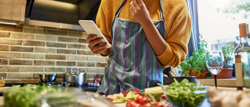 9 Best Jobs You Can Do Completely On Your Phone