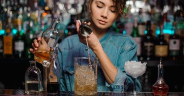 how to become a bartender with little or no experience