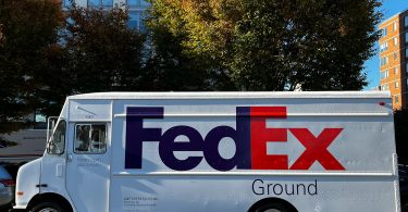 Does FedEx hire felons