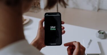Does UberEats Take Apple Pay?