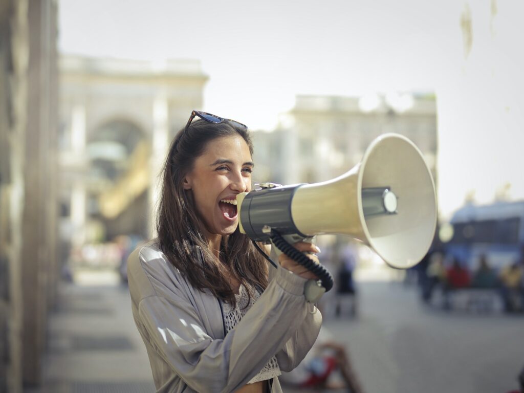 How to Announce Your New Job on LinkedIn (See Examples)