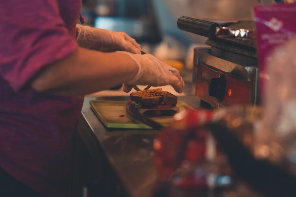 30 Jobs That Pay $20 An Hour (With Little Or No Experience/Degree)
