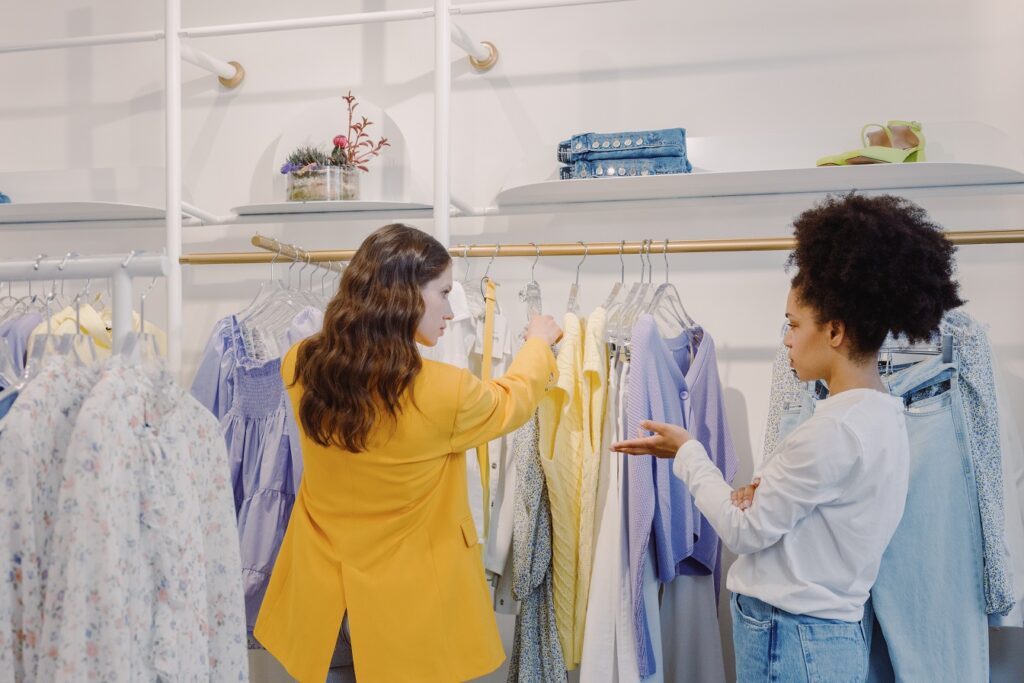 18 Best Paying Jobs in Clothing/Shoe/Accessory Stores in 2023