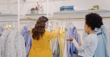 18 Best Paying Jobs in Clothing/Shoe/Accessory Stores in 2023